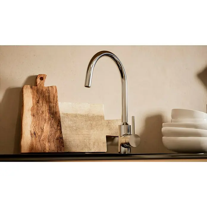 BAUHAUS Küchenzeile Sandra - Breite: 370 cm, Weiß, Farbe Korpus: Artisan Eiche, Mit Elektrogeräten - Eine elegante Küchenarmatur aus Chrom steht neben einem Holzbrett und einer Schüssel. Sie ist ein Blickfang.