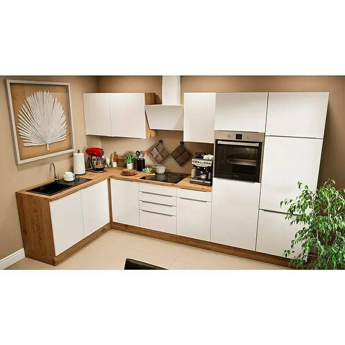BAUHAUS Winkelküche Sandra - B x T: 340 x 170 cm, Weiß, Matt, Farbe Korpus: Artisan Eiche, Mit Elektrogeräten - Eine moderne Küche mit weißen Schränken, einer hölzernen Arbeitsplatte, einer schwarzen Spüle und Geräten wie einer Kaffeemaschine und einem Ofen.