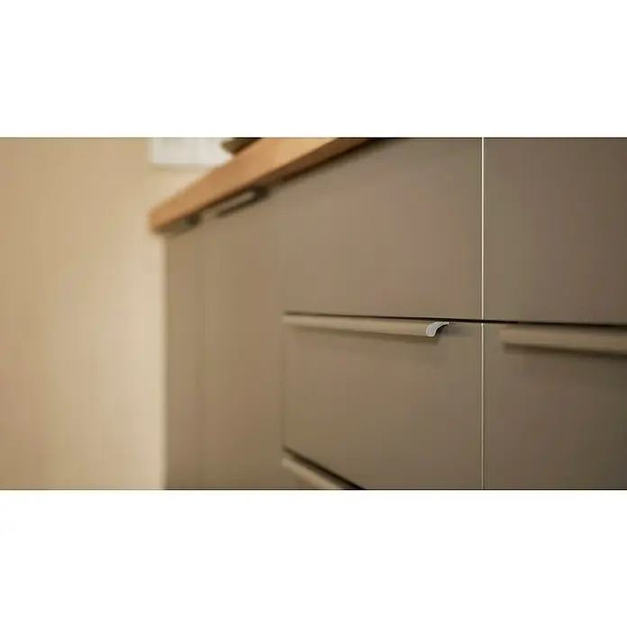BAUHAUS Küchenzeile Sandra - Breite: 370 cm, Grau, Farbe Korpus: Artisan Eiche, Mit Elektrogeräten - Nahaufnahme von modernen Küchenschränken in Beige mit Griffen aus Aluminium, die eine elegante und funktionale Küchengestaltung zeigen.