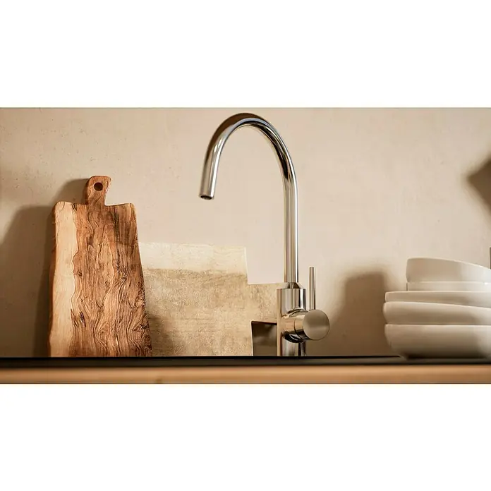 BAUHAUS Küchenzeile Sandra - Breite: 340 cm, Weiß, Farbe Korpus: Artisan Eiche, Mit Elektrogeräten - Küchenspüle mit modernem, verchromtem Wasserhahn und rustikalen Holzschneidebrettern, die eine einladende und stilvolle Atmosphäre schaffen.
