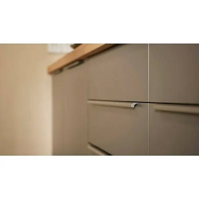 BAUHAUS Küchenzeile Sandra - Breite: 340 cm, Grau, Farbe Korpus: Artisan Eiche, Mit Elektrogeräten - Detailaufnahme von modernen, grauen Küchenschränken mit minimalistischen Griffen und einer hellen Arbeitsplatte. Stilvolles Küchendesign im Fokus.