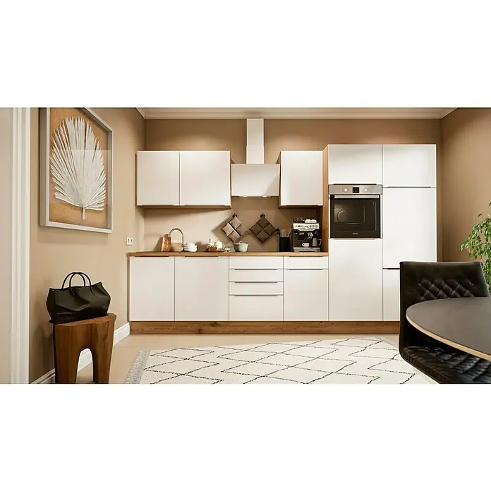 BAUHAUS Küchenzeile Sandra - Breite: 340 cm, Weiß, Farbe Korpus: Artisan Eiche, Mit Elektrogeräten - Kücheninterieur mit modernen, weißen Schränken, einer Holzspüle und einem Kunstwerk an der Wand. Eine stilvolle und funktionale Einrichtung.