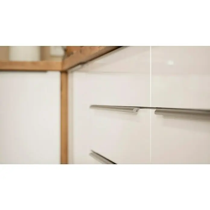 BAUHAUS Winkelküche Sandra - B x T: 370 x 170 cm, Weiß, Matt, Farbe Korpus: Artisan Eiche, Mit Elektrogeräten - Nahaufnahme von weißen Küchenschränken mit modernen, silberfarbenen Griffen und einer hellen Holzarbeitsplatte, die eine elegante Küchengestaltung zeigt.