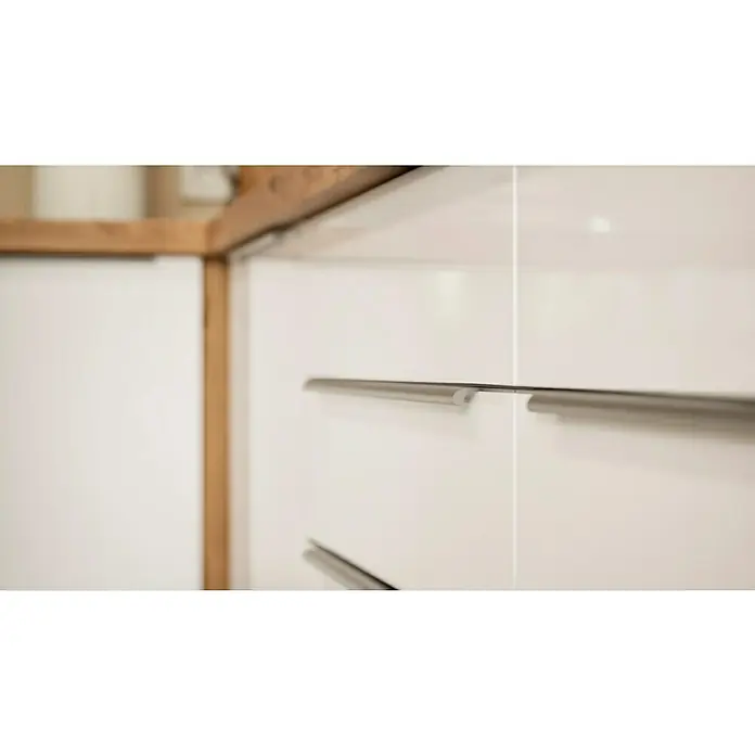 BAUHAUS Winkelküche Sandra - B x T: 340 x 170 cm, Weiß, Matt, Farbe Korpus: Artisan Eiche, Mit Elektrogeräten - Details von weißen Küchenschränken mit Griffen aus gebürstetem Metall, die ein elegantes und modernes Design präsentieren.