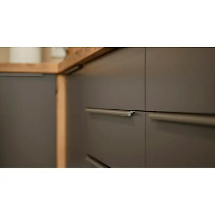 BAUHAUS Winkelküche Sandra - B x T: 340 x 170 cm, Grau, Matt, Farbe Korpus: Artisan Eiche, Mit Elektrogeräten - Nahaufnahme der grauen Küchenschränke mit eleganten, silberfarbenen Griffen, die ein modernes Küchendesign hervorheben.