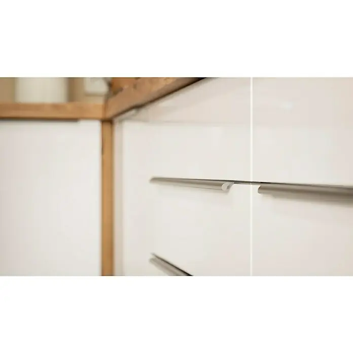 BAUHAUS Winkelküche Sandra - B x T: 310 x 170 cm, Weiß, Matt, Farbe Korpus: Artisan Eiche, Mit Elektrogeräten - Nahaufnahme von modernen, weißen Küchenschränken mit eleganten, silbernen Griffen. Das Design ist schlicht und modern.
