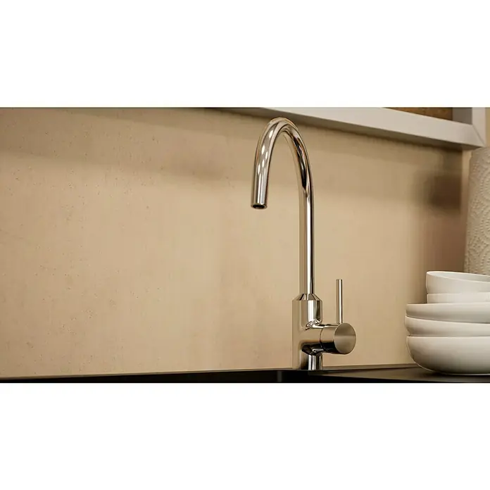 BAUHAUS Winkelküche Sandra - B x T: 280 x 170 cm, Weiß, Matt, Farbe Korpus: Artisan Eiche, Mit Elektrogeräten - Nahaufnahme eines glänzenden, verchromten Wasserhahns vor einer beigen Wand und weißen Schüsseln.