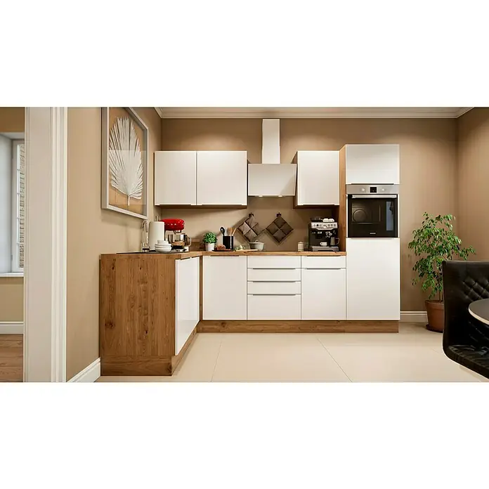 BAUHAUS Winkelküche Sandra - B x T: 280 x 170 cm, Weiß, Matt, Farbe Korpus: Artisan Eiche, Mit Elektrogeräten - Eine moderne Küche in Beige mit weißen Schränken und Holzakzenten, die ein elegantes und stilvolles Design präsentiert.