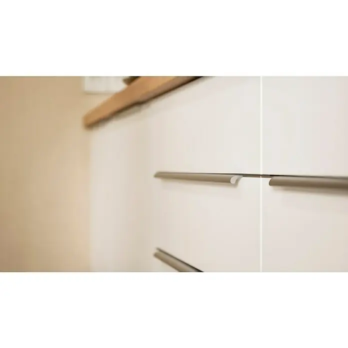 BAUHAUS Küchenzeile Sandra - Breite: 340 cm, Weiß, Farbe Korpus: Artisan Eiche, Mit Elektrogeräten - Nahaufnahme von modernen, weißen Schubladen mit Griffen aus gebürstetem Metall. Die klaren Linien betonen das schlichte Design der Möbel.