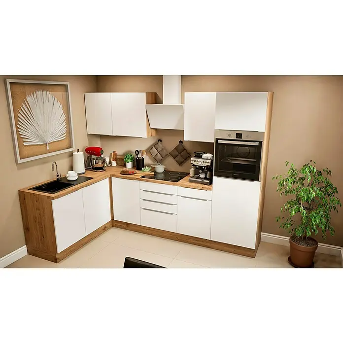 BAUHAUS Winkelküche Sandra - B x T: 280 x 170 cm, Weiß, Matt, Farbe Korpus: Artisan Eiche, Mit Elektrogeräten - Ein modernes Küchendesign mit weißen Schränken und einer hölzernen Arbeitsplatte, ergänzt durch einen stilvollen Backofen und eine Zimmerpflanze.