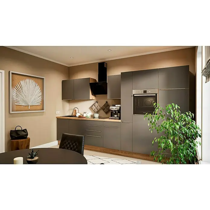 BAUHAUS Küchenzeile Sandra - Breite: 370 cm, Grau, Farbe Korpus: Artisan Eiche, Mit Elektrogeräten - Kücheninterieur mit grauen Schränken, Holzdetails und moderner Ausstattung, ergänzt durch dekorative Elemente wie ein gerahmtes Blattbild.