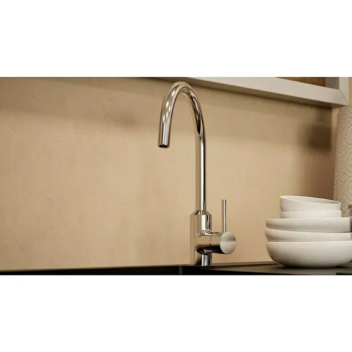 BAUHAUS Winkelküche Sandra - B x T: 340 x 170 cm, Weiß, Matt, Farbe Korpus: Artisan Eiche, Mit Elektrogeräten - Ein glänzender, verchromter Wasserhahn steht auf einer schwarzen Arbeitsplatte mit gestapelten weißen Schüsseln im Hintergrund, perfekt für die moderne Küche.