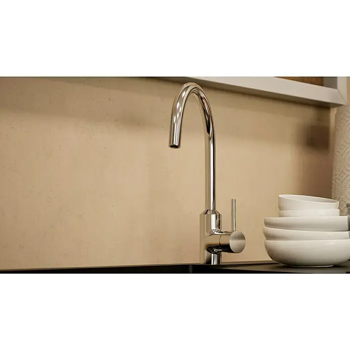 BAUHAUS Winkelküche Sandra - B x T: 310 x 170 cm, Weiß, Matt, Farbe Korpus: Artisan Eiche, Mit Elektrogeräten - Nahaufnahme eines eleganten, modernen Wasserhahns aus Chrom in einer Küche, der Design und Funktionalität stilvoll vereint.