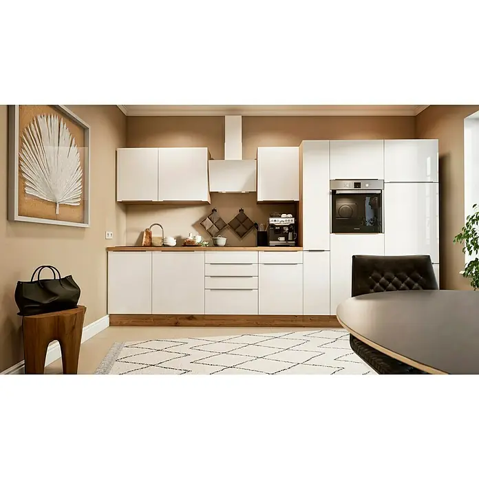 BAUHAUS Küchenzeile Sandra - Breite: 370 cm, Weiß, Farbe Korpus: Artisan Eiche, Mit Elektrogeräten - Elegante Küche mit weißen Schränken, Holzdetails & modernen Geräten. Das helle Interieur wird durch einen stilvollen Esstisch ergänzt.