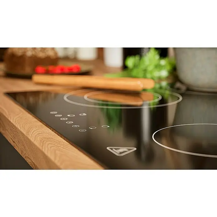 BAUHAUS Winkelküche Sandra - B x T: 340 x 170 cm, Grau, Matt, Farbe Korpus: Artisan Eiche, Mit Elektrogeräten - Nahaufnahme eines modernen Induktionskochfelds mit Touch-Bedienfeld und elegantem Design, eingebettet in eine Holzarbeitsplatte.