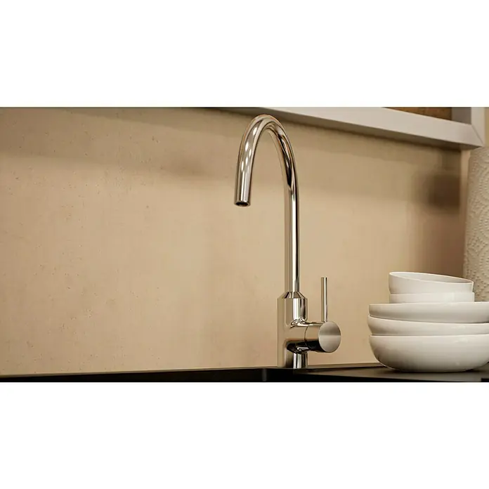 BAUHAUS Winkelküche Sandra - B x T: 370 x 170 cm, Weiß, Matt, Farbe Korpus: Artisan Eiche, Mit Elektrogeräten - Nahaufnahme eines modernen, verchromten Wasserhahns an einer Spüle, mit klaren Linien und einer minimalistischen Ästhetik.
