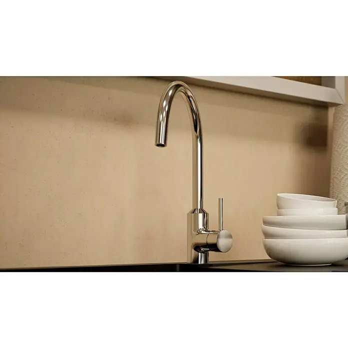 BAUHAUS Winkelküche Sandra - B x T: 340 x 170 cm, Grau, Matt, Farbe Korpus: Artisan Eiche, Mit Elektrogeräten - Nahaufnahme eines glänzenden, modernen Küchenarmatur neben einem Stapel weißer Schüsseln, der elegantes Design und Funktionalität vereint.