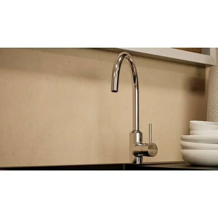BAUHAUS Winkelküche Sandra - B x T: 280 x 170 cm, Grau, Matt, Farbe Korpus: Artisan Eiche, Mit Elektrogeräten - Elegante Küchenarmatur mit schlankem Design. Die Armatur ist aus glänzendem Metall gefertigt und passt gut zu Geschirr und Einrichtung im Hintergrund.