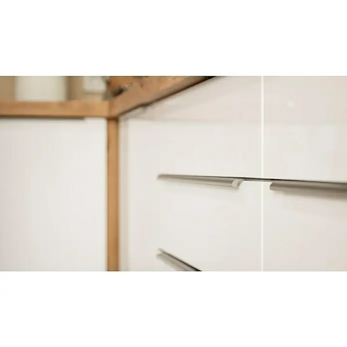 BAUHAUS Winkelküche Sandra - B x T: 280 x 170 cm, Weiß, Matt, Farbe Korpus: Artisan Eiche, Mit Elektrogeräten - Nahaufnahme von modernen weißen Schränken mit eleganten silbernen Griffen, die das minimalistische Design der Küche hervorheben.