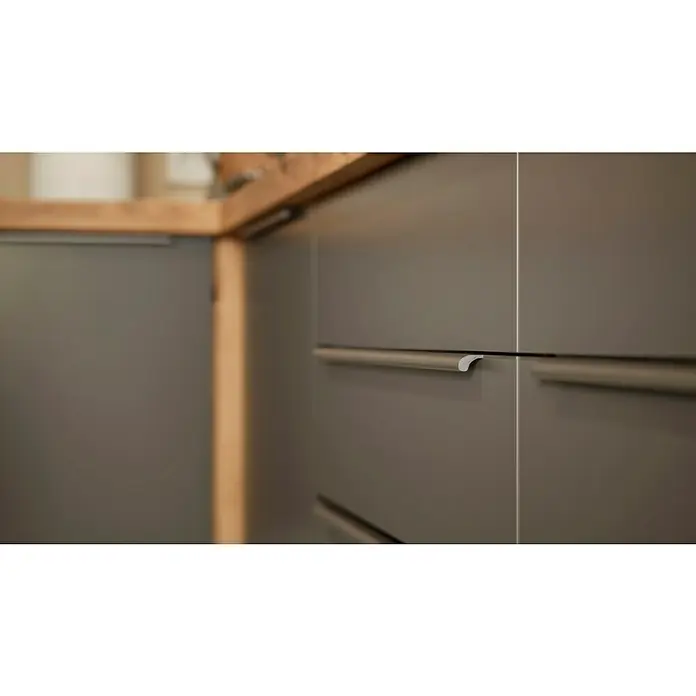 BAUHAUS Winkelküche Sandra - B x T: 310 x 170 cm, Grau, Matt, Farbe Korpus: Artisan Eiche, Mit Elektrogeräten - Detailaufnahme von modernen, grauen Küchenschränken mit Griffleisten aus Aluminium, die ein minimalistisches und elegantes Design ausstrahlen.