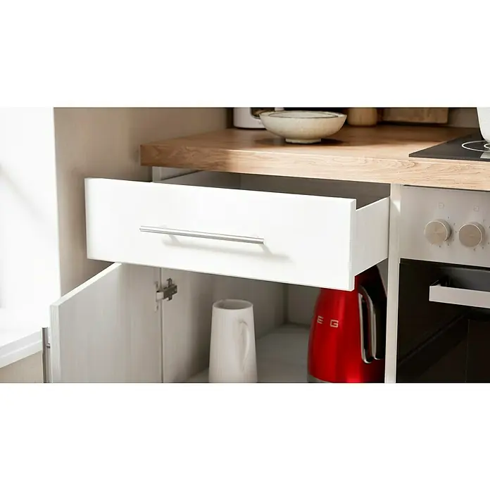 Respekta Premium Küchenzeile Anton - Breite: 210 cm, Weiß, Mit Elektrogeräten - Küchenschrank mit Schublade und offen stehender Tür, darunter eine rote Smeg Küchenmaschine und eine weiße Tasse.