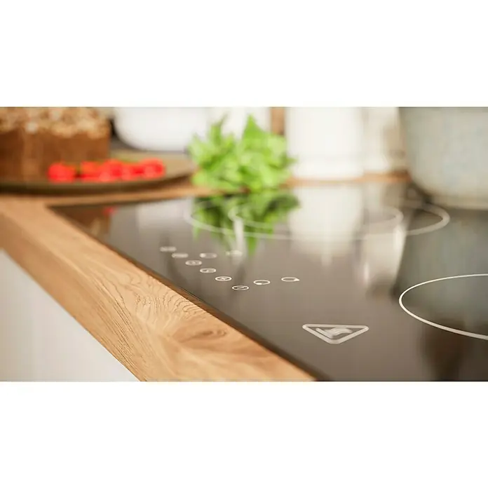 BAUHAUS Küchenzeile Sandra - Breite: 280 cm, Weiß, Farbe Korpus: Artisan Eiche, Mit Elektrogeräten - Nahaufnahme eines modernen, glänzenden schwarzen Induktionskochfelds mit Touch-Bedienfeld und hölzerner Arbeitsplatte.