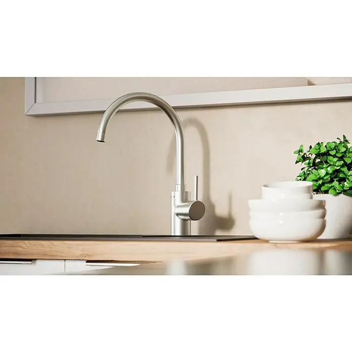Grohe Concetto Spültischarmatur - Edelstahl, Schwenkbar - Nahaufnahme einer modernen, gebürsteten Stahlarmatur in einer Küche mit minimalistischem Design, perfekt für moderne Küchenästhetik.