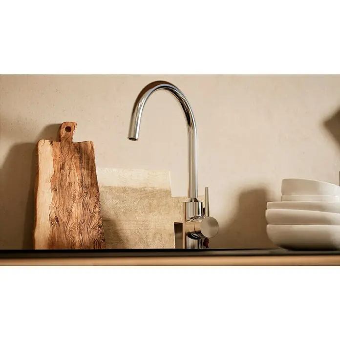 BAUHAUS Küchenzeile Sandra - Breite: 280 cm, Weiß, Farbe Korpus: Artisan Eiche, Mit Elektrogeräten - Küchenstillleben mit einem eleganten Chrom-Wasserhahn im Fokus, flankiert von Holzschneidebrettern und gestapelten weißen Schalen.