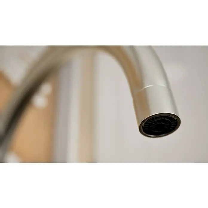 Grohe Concetto Spültischarmatur - Edelstahl, Schwenkbar - Nahaufnahme eines modernen Wasserhahns aus gebürstetem Nickel, der ein schlankes Design und eine schwarze Düse für einen stilvollen Touch aufweist.