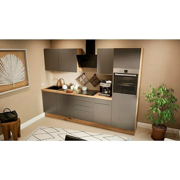 BAUHAUS Küchenzeile Sandra - Breite: 280 cm, Grau, Farbe Korpus: Artisan Eiche, Mit Elektrogeräten - Eine kompakte Küchenzeile in Grau mit integrierten Geräten und Holzelementen, ergänzt durch Dekoration und eine Zimmerpflanze.