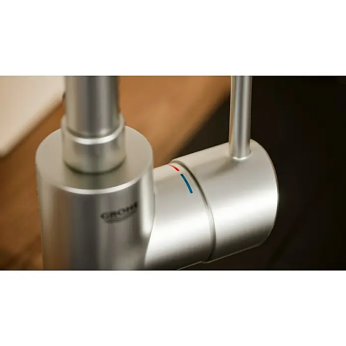 Grohe Concetto Spültischarmatur - Edelstahl, Schwenkbar - Nahaufnahme eines Grohe Wasserhahns aus gebürstetem Edelstahl mit Temperaturmarkierungen, der ein modernes und minimalistisches Design zeigt.