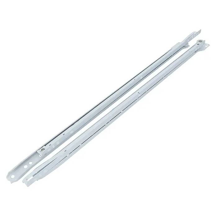 Suki Schubladenführung - Einbaulänge: 550 mm, Traglast: 20 kg, Teilauszug, Seitlich am Schubkasten - Nahaufnahme einer LED-Leuchte in linearem Design, ideal für moderne Beleuchtungskonzepte. Die schlanke Bauform integriert sich perfekt in jede Umgebung.