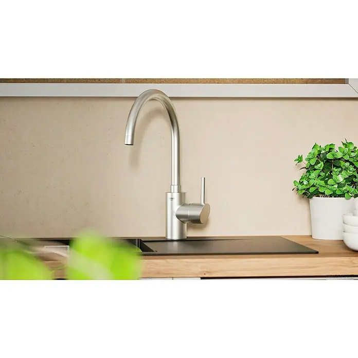 Grohe Concetto Spültischarmatur - Edelstahl, Schwenkbar - Nahaufnahme einer stilvollen Küchenarmatur aus Edelstahl, die Design und Funktionalität in einer modernen Küche vereint.