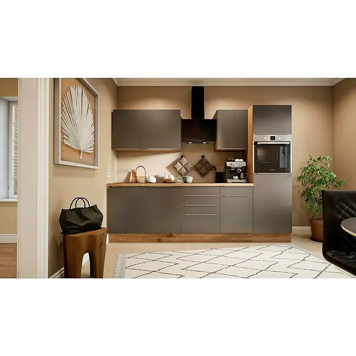 BAUHAUS Küchenzeile Sandra - Breite: 280 cm, Grau, Farbe Korpus: Artisan Eiche, Mit Elektrogeräten - Küchenansicht mit grauen Schränken, holzähnlicher Arbeitsplatte und einigen Dekorationsgegenständen, die eine einladende Atmosphäre schaffen.