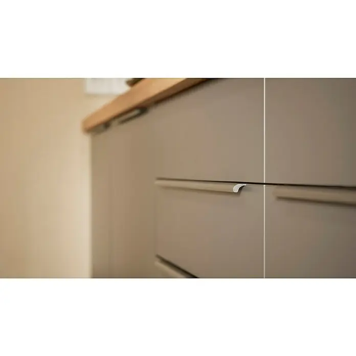 BAUHAUS Küchenzeile Sandra - Breite: 280 cm, Grau, Farbe Korpus: Artisan Eiche, Mit Elektrogeräten - Nahaufnahme von modernen, grauen Küchenschränken mit integrierten, silbernen Griffen unter einer hölzernen Arbeitsplatte.