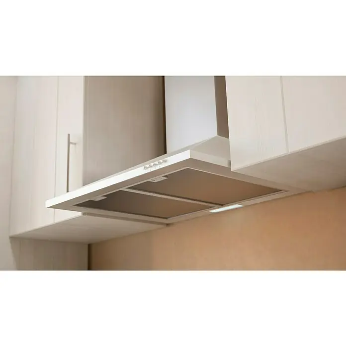 Respekta Premium Küchenzeile Anton - Breite: 250 cm, Weiß, Mit Elektrogeräten - Nahaufnahme einer weißen Dunstabzugshaube unter weißen Küchenschränken, die modernes Design und Funktionalität in der Küche vereint.