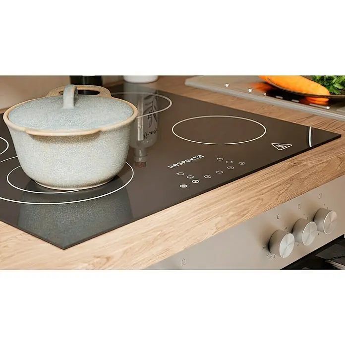 Respekta Premium Küchenzeile Anton - Breite: 240 cm, Weiß, Mit Elektrogeräten - Nahaufnahme eines Respekta-Kochfelds mit einem Topf darauf, das die moderne Küchenausstattung und das elegante Design des Kochfelds hervorhebt.