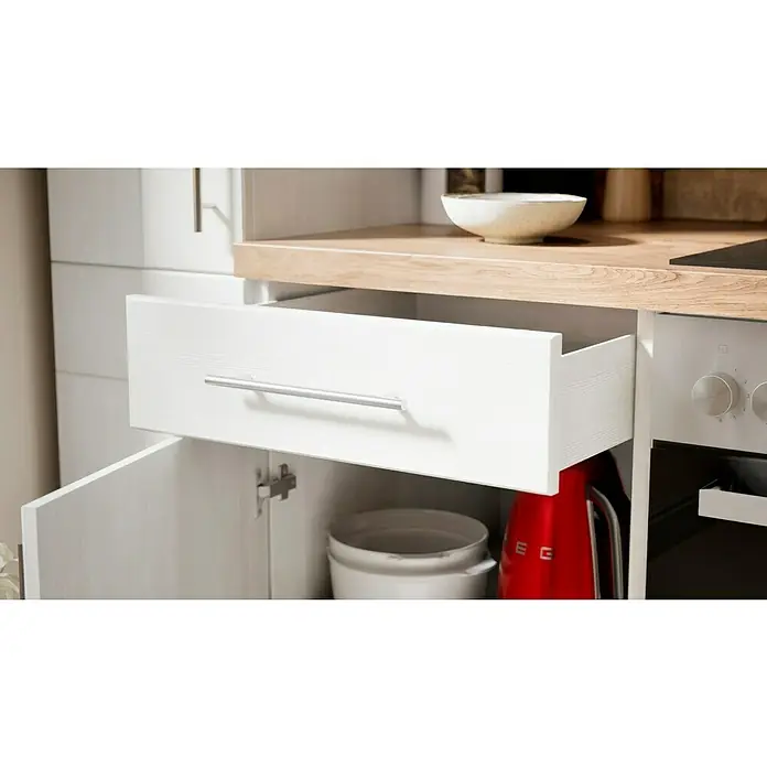 Respekta Premium Küchenzeile Anton - Breite: 240 cm, Weiß, Mit Elektrogeräten - Offene Schublade in einer weißen Küchenzeile mit Holzplatte, darunter ein roter Wasserkocher und ein weißer Eimer.
