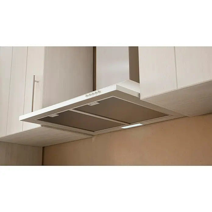 Respekta Premium Küchenzeile Anton - Breite: 280 cm, Weiß, Mit Elektrogeräten - Nahaufnahme einer Dunstabzugshaube aus weißem Metall, die unter einem Schrank mit vertikalen, weißen Holzpaneelen montiert ist.