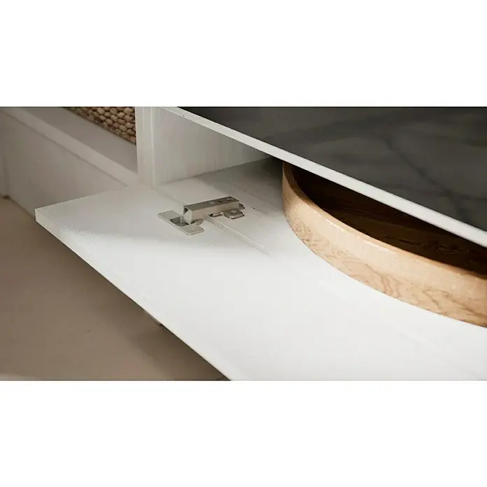 Respekta Premium Küchenzeile Anton - Breite: 240 cm, Weiß, Mit Elektrogeräten - Detailaufnahme eines weißen Schranks mit einem Metalgelenk und einer Holzschale, die Funktionalität und Design vereint.