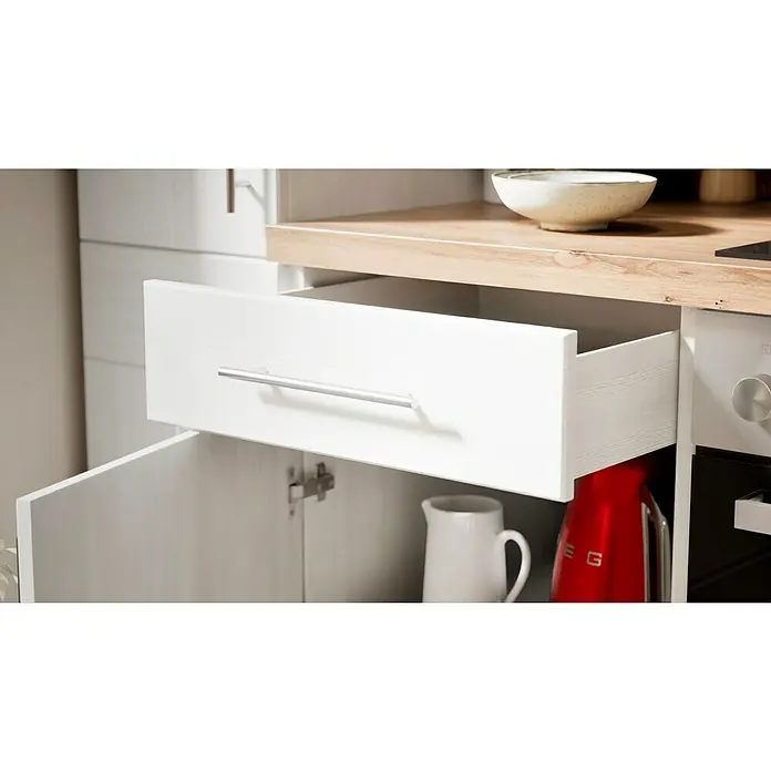Respekta Premium Küchenzeile Anton - Breite: 250 cm, Weiß, Mit Elektrogeräten - Offene weiße Küchenschublade mit silbernem Griff, darunter ein Schrank mit weißem Krug und rotem Wasserkocher.