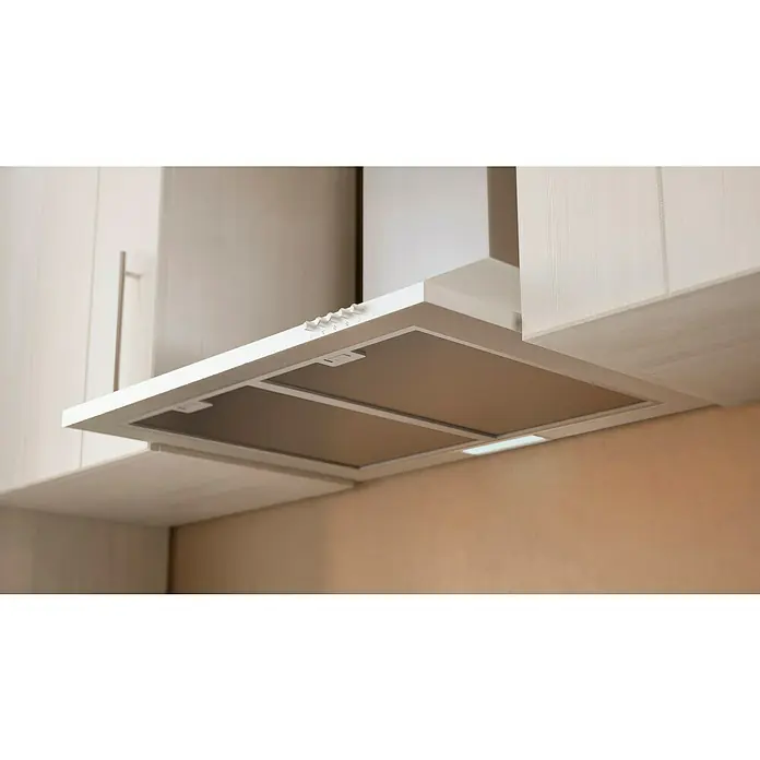 Respekta Premium Küchenzeile Anton - Breite: 240 cm, Weiß, Mit Elektrogeräten - Nahaufnahme einer modernen, weißen Dunstabzugshaube, die elegant unter einem Küchenschrank montiert ist und für eine saubere, stilvolle Optik sorgt.