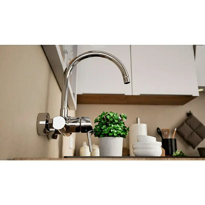 Grohe Concetto Spültischarmatur - Chrom, Glänzend, Wandmontage - Nahaufnahme einer stilvollen, verchromten Küchenarmatur. Das Design ist modern und die Verarbeitung hochwertig. Das Produkt ist ein echter Hingucker.