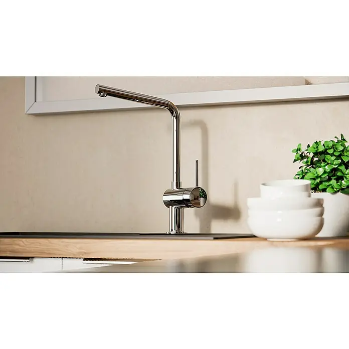 Grohe Spültischarmatur Minta - L-Auslauf, Chrom, Glänzend, Schwenkbar - Nahaufnahme einer eleganten Küchenarmatur aus Chrom, die auf einer Spüle montiert ist, mit Schalen und Topfpflanzen im Hintergrund.