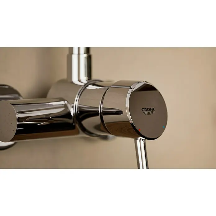 Grohe Concetto Spültischarmatur - Chrom, Glänzend, Wandmontage - Nahaufnahme eines glänzenden Grohe Wasserhahns mit Temperaturanzeige und Hebel. Stilvolles Baddesign für modernes Ambiente.