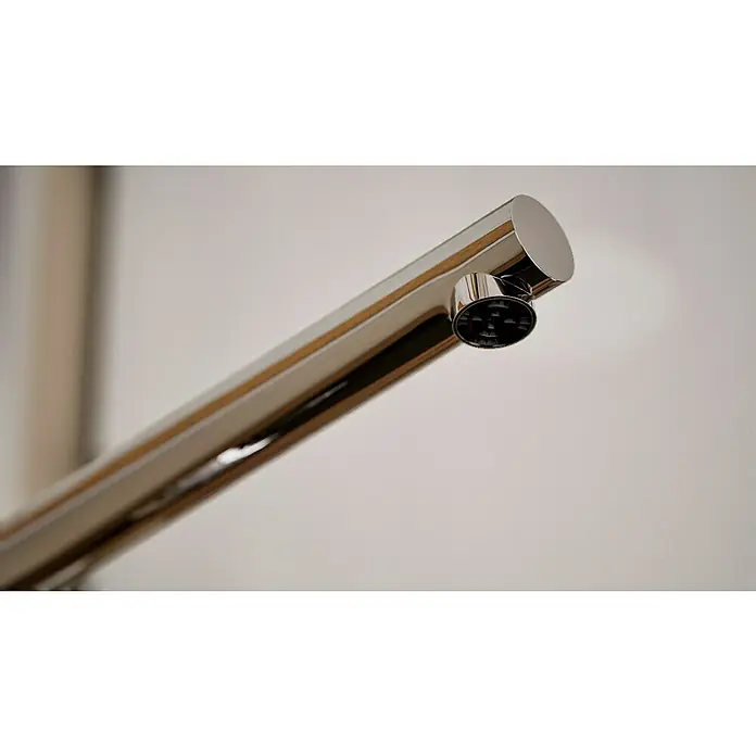 Grohe Spültischarmatur Minta - L-Auslauf, Chrom, Glänzend, Schwenkbar - Nahaufnahme eines modernen Wasserhahns mit einem glänzenden Finish und einem markanten, runden Auslauf, der eine elegante Ästhetik ausstrahlt.