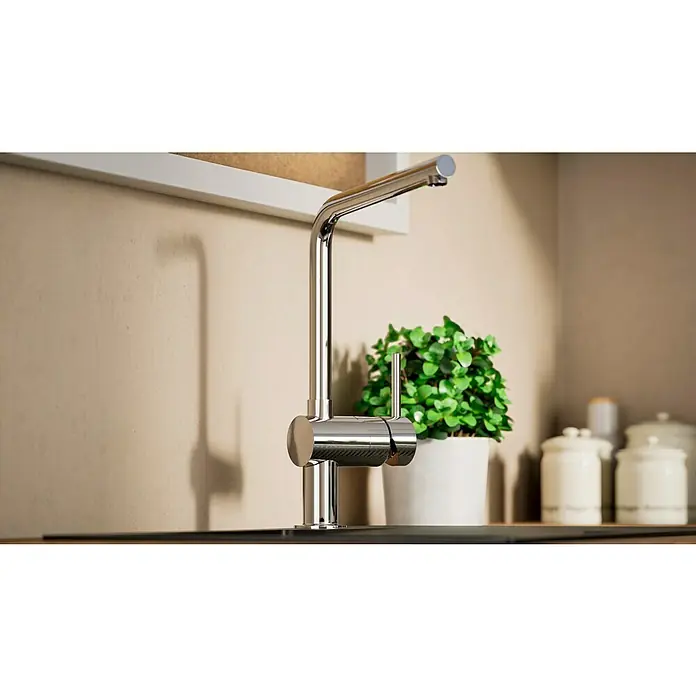Grohe Spültischarmatur Minta - L-Auslauf, Chrom, Glänzend, Schwenkbar - Eine moderne Küchenarmatur aus Chrom steht vor einer Pflanze und Vorratsbehältern. Elegantes Design für eine stilvolle Küche.