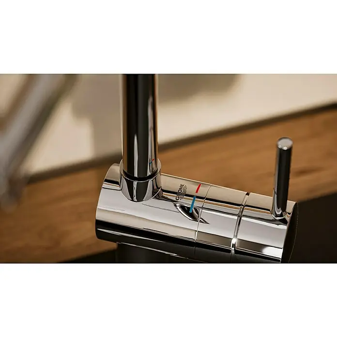 Grohe Spültischarmatur Minta - L-Auslauf, Chrom, Glänzend, Schwenkbar - Nahaufnahme eines glänzenden, modernen Grohe Wasserhahns mit Temperaturanzeige in Rot und Blau.
