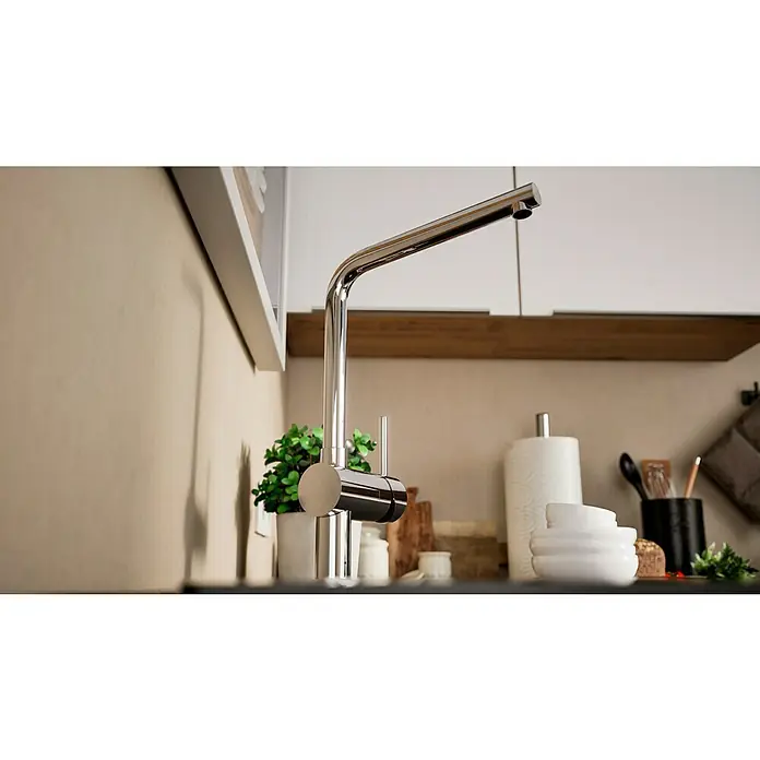 Grohe Spültischarmatur Minta - L-Auslauf, Chrom, Glänzend, Schwenkbar - Nahaufnahme einer glänzenden Küchenarmatur, die sich elegant über eine Arbeitsfläche mit Dekorationen erstreckt.