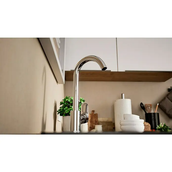 Hansgrohe Grifo de cocina Logis 260 - Cromo, Brillante - Primer plano de un moderno grifo de cocina de acero inoxidable, destacando su elegancia y funcionalidad. Perfecto para una cocina con estilo.
